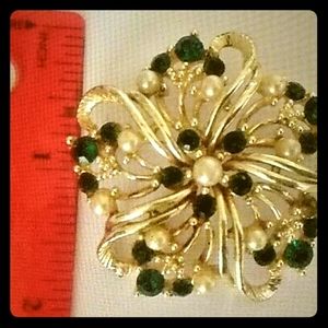 Vintage Brouch Emerald stones and flaux pearls